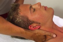 טיפול בצוואר תפוס באמצעות שיאצו