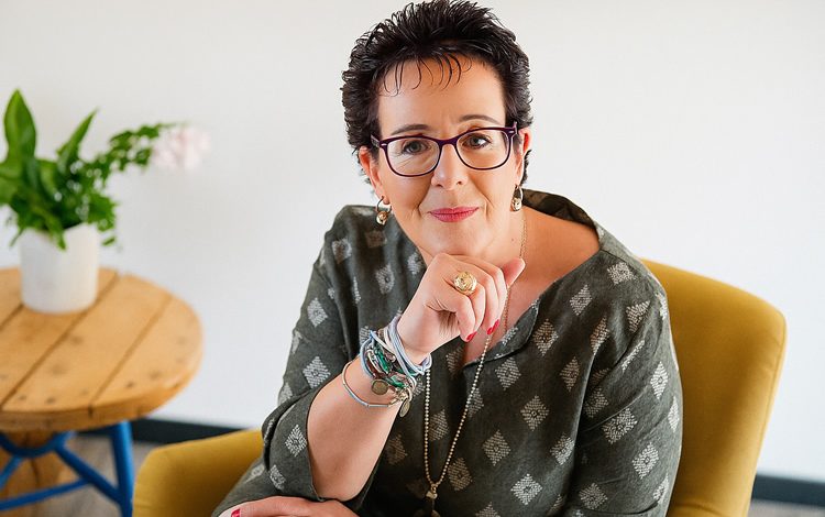 ד"ר רינת חנוכייב - אימון רגשי לילדים ומתבגרים בחדרה