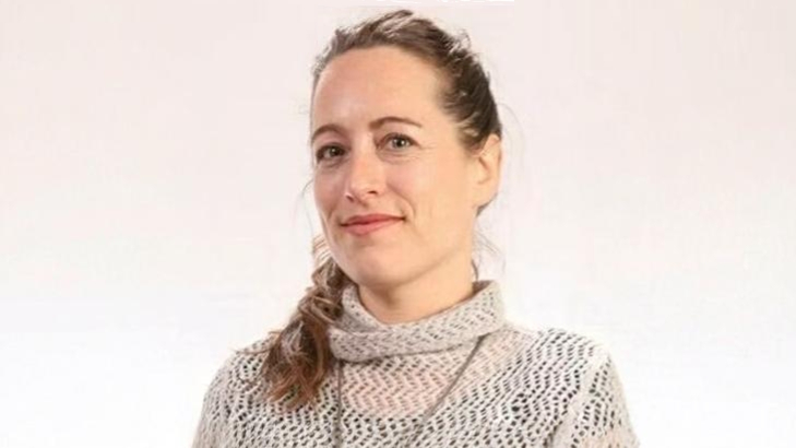 שרית שלג, מטפלת רגשית בעלת ניסיון רב בתרפיית מימדים באונליין